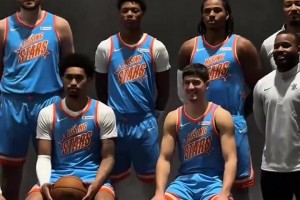 全明星新秀赛定妆照，谢泼德笑得挺开心哦~