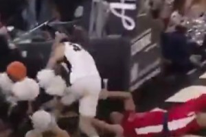 卧槽！！这不只是恶犯了，这是犯罪啊！NCAA暴力犯规引发冲突